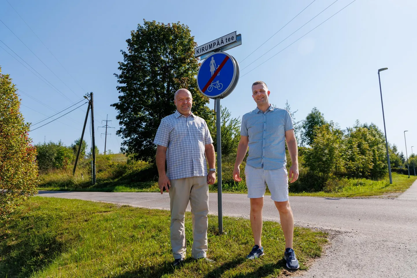 ASi Võru Vesi juhatuse liikme Juri Gotmansi (vasakul) ja Võru abivallavanema Juris Juhansoo selja taha jäävad Kirumpää küla elamud, mille elanikud võivad peagi rõõmustada puhta joogivee ja moodsa kanalisatsioonisüsteemi üle.