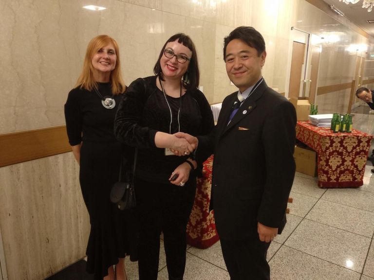 Taimi Paves, Heili Sibrits ja Saku linnapea Seiji Yanagida.