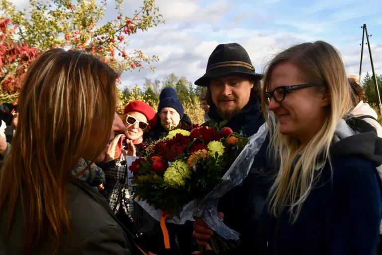 Марис Плуме и Даце принимают поздравления с победой на конкурсе виноделов в Испании