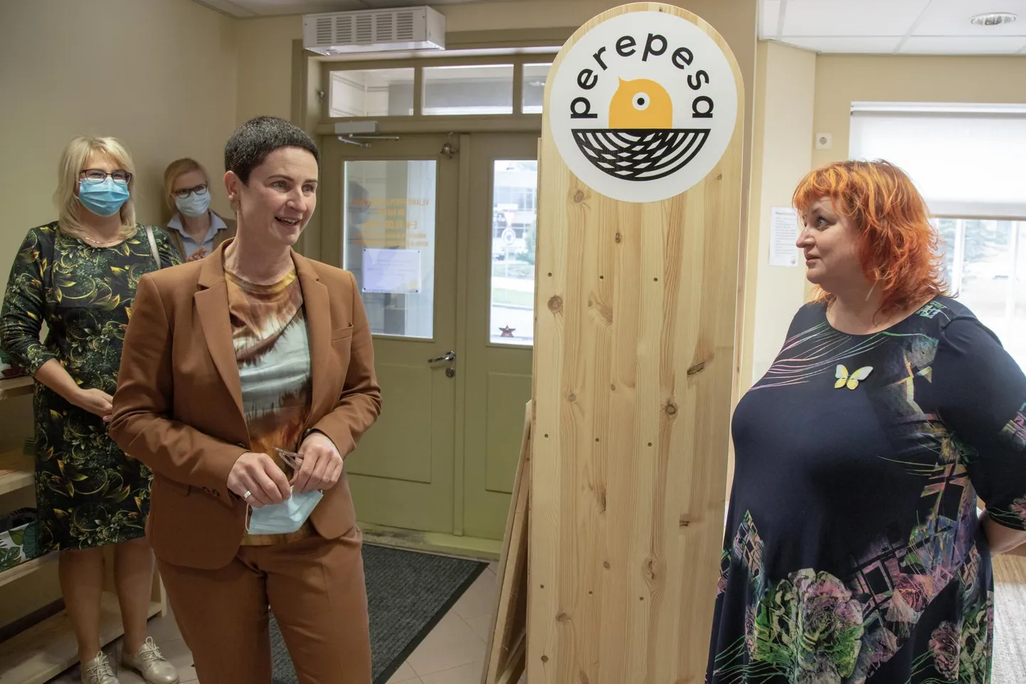 Reedel käis sotsiaalkaitseminister Signe Riisalo (vasakul) vaatamas, kuidas toimetab Viljandis asuv Perepesa ning keskuse rahastamisest rääkis ministrile abilinnapea Janika Gedvil.
