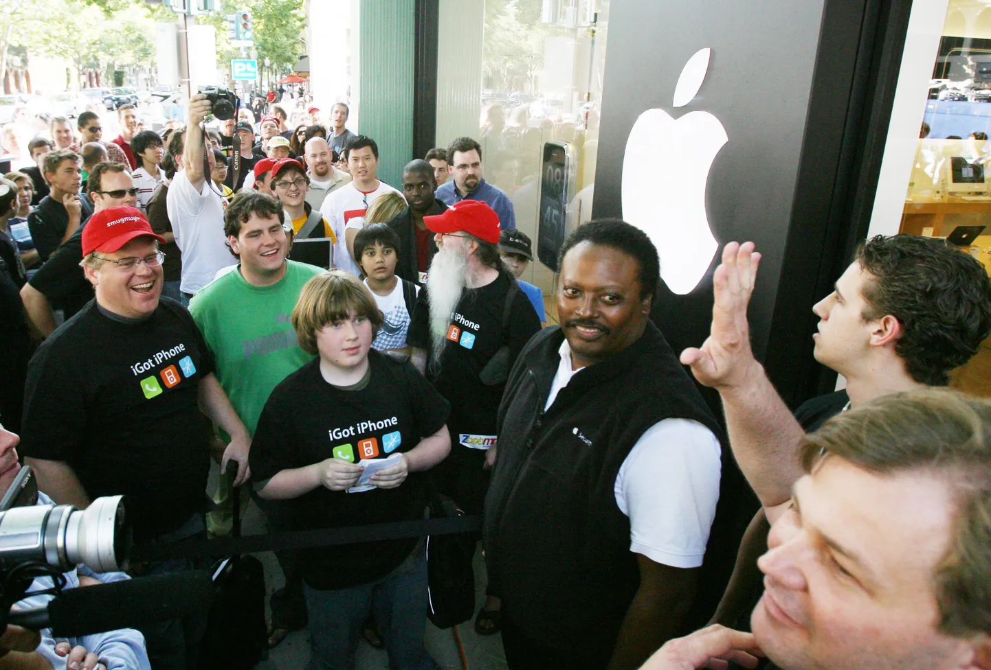 Iga uus Apple toode on sadu inimesi meelitanud poeukse taha järjekorda.