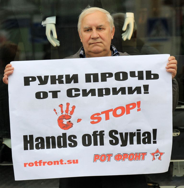 Läänevastane meeleavaldaja Venemaal hoidmas plakatit, millel on kirjutatud «Käed eemale Süüriast»