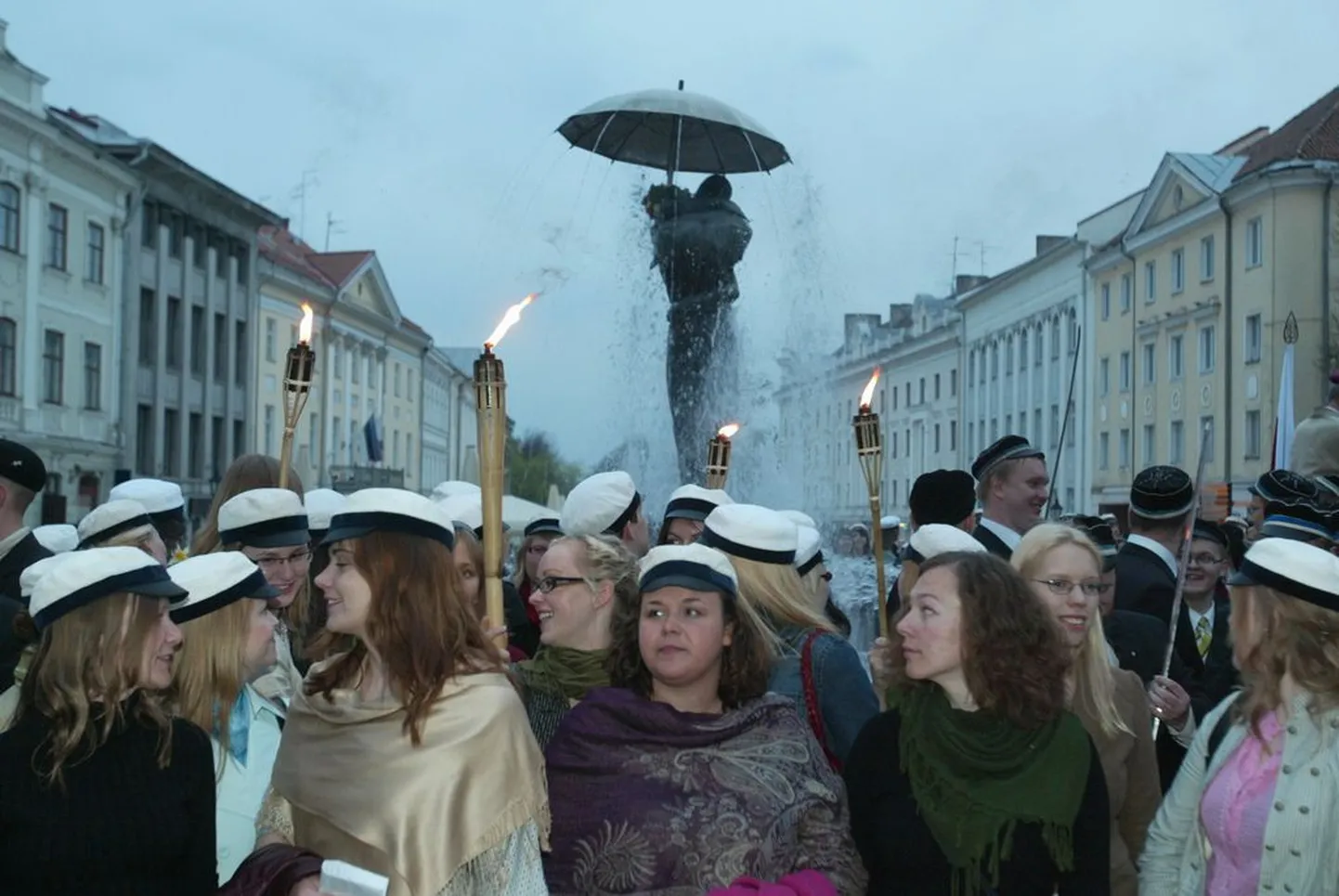 Tudengikorporatsioonide rongkäik tegi peatuse Tartu Raekoja platsil, et võtta linnapea Urmas Kruuse käest võim üle.