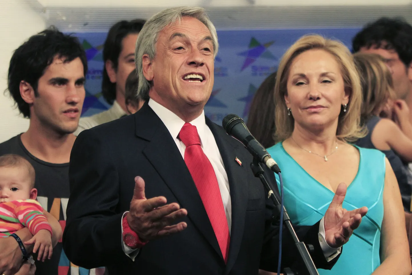 Sebastian Pinera (keskel) koos abikaasa Cecilia ja poeg Sebastianiga.