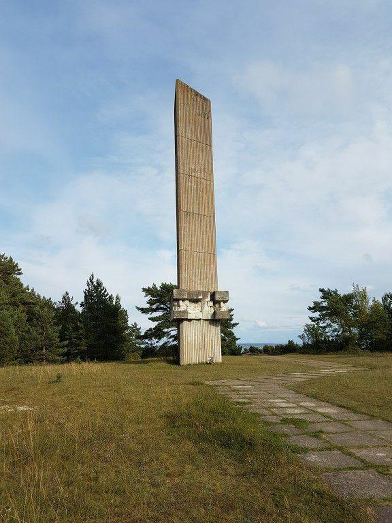 Tehumardi memoriaal Saaremaal, Sõrve sääre alguses.