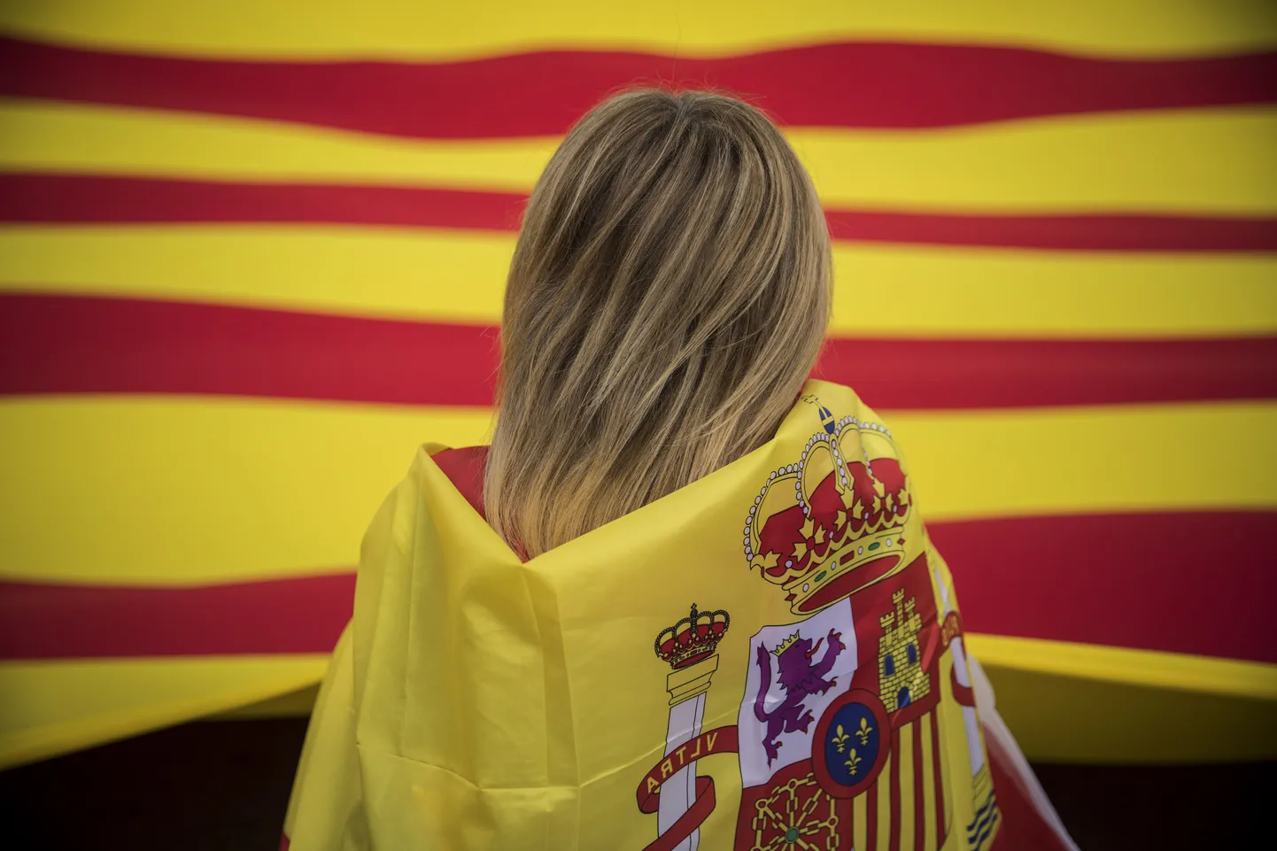 Naine Hispaania ja Kataloonia lipuga