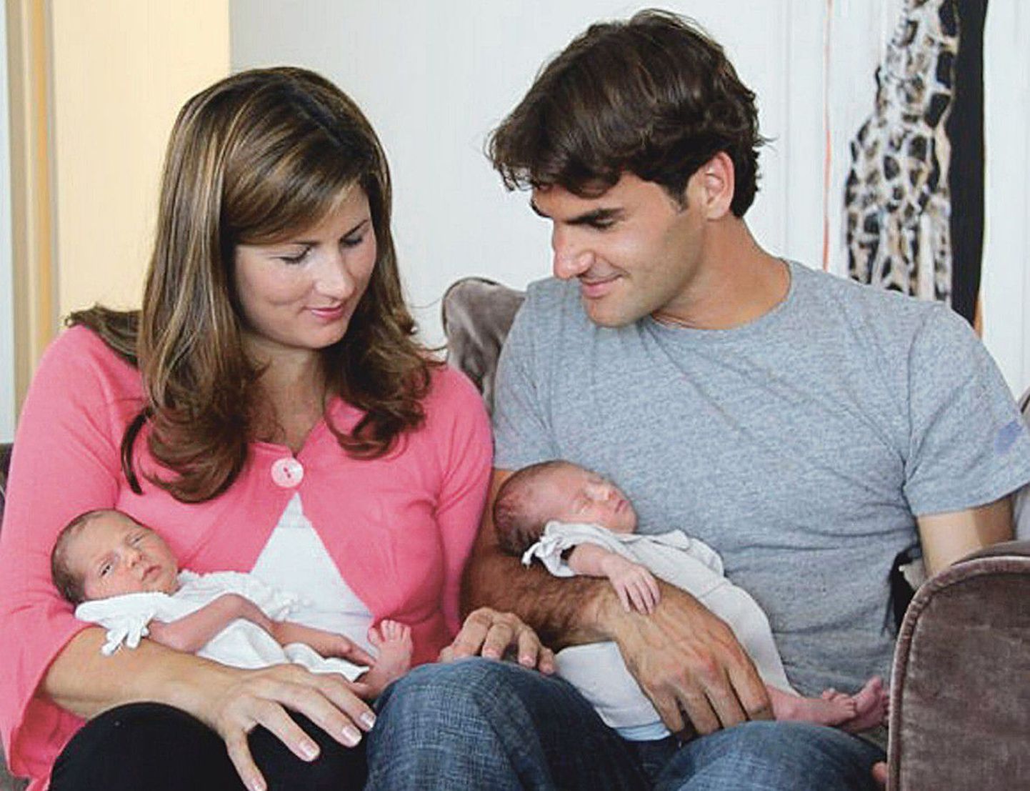 Роджер Федерер сам показал миру своих дочерей-близнецов Милы Розы и Шарлин     Ривы, разместив семейную фотографию на портале Facebook.