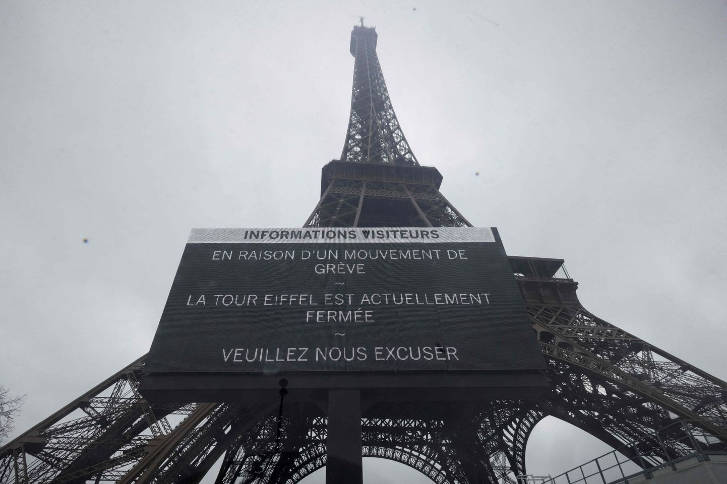 Teadete tahvel infoga, et Eiffeli torni töötajate streigi tõttu on torn külastajatele suletud.