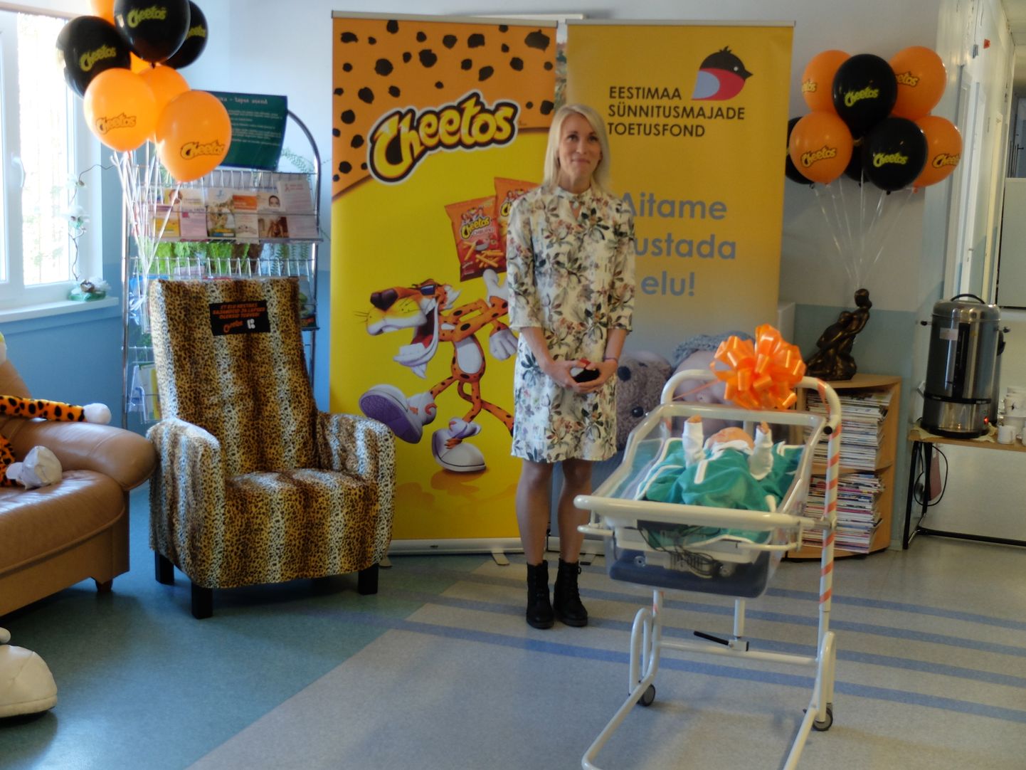 Eestimaa sünnitusmajade toetusfondi tegevjuht Mary Teras kingituse üleandmisel.