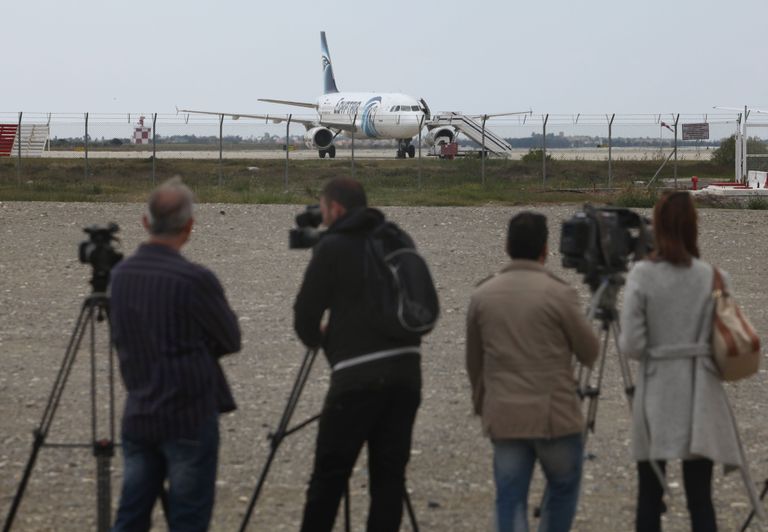 Ajakirjanikud jälgimas kaaperdatud lennukit. Foto: Scanpix