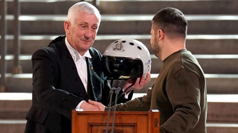 Во время выступления в парламенте Британии Зеленский вручил спикеру шлем украинского пилота как символ будущей совместной борьбы с российской агрессией в небе.