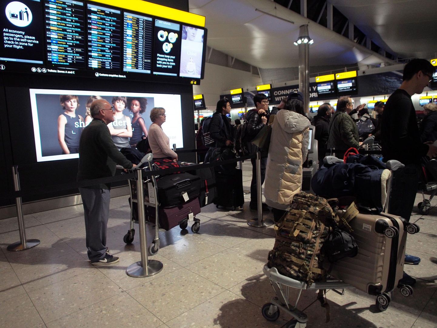 Reisijad Londoni Heathrow’ lennujaamas. Eile jätkus töö Heathrow’ lennujaamas tavarütmis.