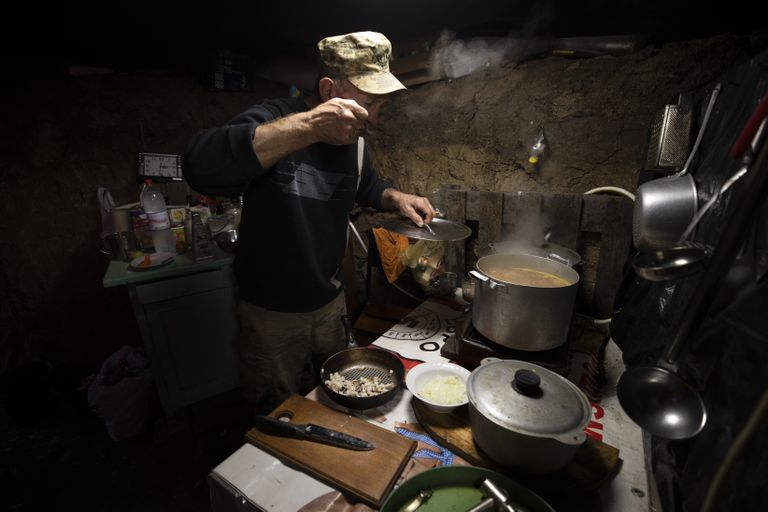 Ukraina sõdur valmistab Hersoni rindel võitluskaaslastele süüa.