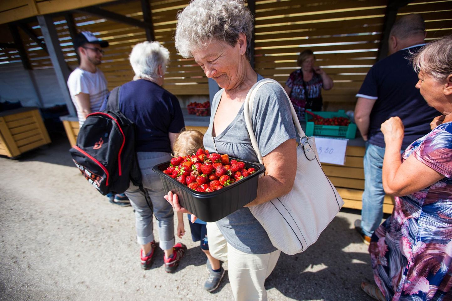 Ostjad olid turul müüdavate kodumaiste maasikate üle siiralt rõõmsad.