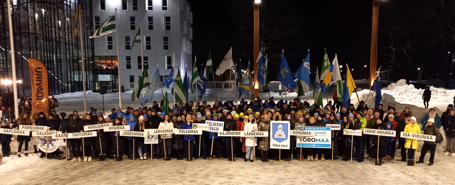 Laupäeva õhtul Jõhvi muusikaväljakul toimunud Eesti talimängude avatseremoonial olid oma valdade ja linnade lippudega kohal sajad mängudel osalejad.