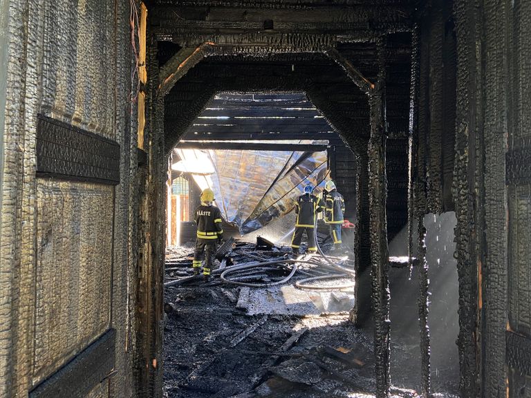 В Нарва-Йыэсуу ранним утром 17 июня сгорела православная церковь, спасатели и следователи работают на пепелище.