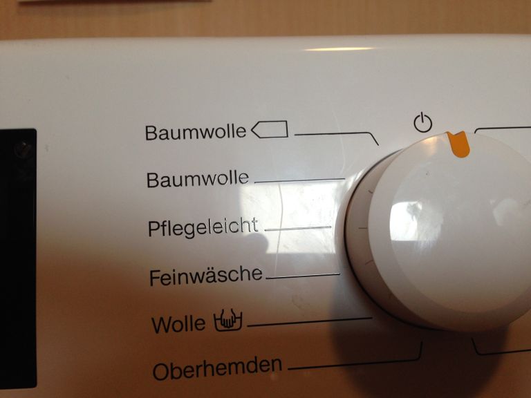 Царапины на передней панели и меню на немецком языке.