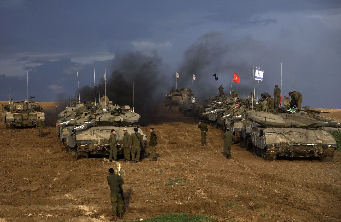 Iisrael koondab piirile soomusvägesid.