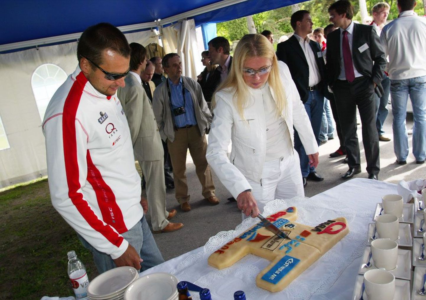 Torino olümpiavõitjad Andrus Veerpalu ja Kristina Šmigun 2006. aasta juunis Tallinnas Pirita velodroomil suusaliidu sponsorlepingute allkirjastamisel.