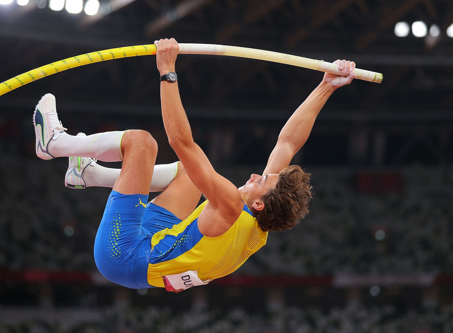 Rootsi Armand Duplantis Tokyo olümpial teivashüppe finaalvõistlusel hüppamas. Ta sai kulla kõrgusega 6,02