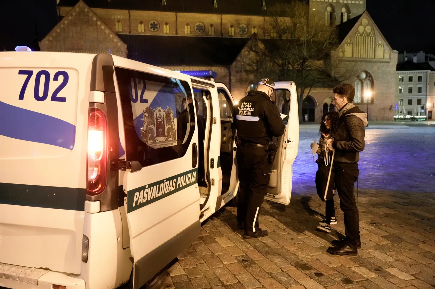 Läti politseinik Mareks Macanovs selgitamas Riias inimestele, et Läti on üks kuu lukus ning kehtib õhtune ja öine liikumiskeeld