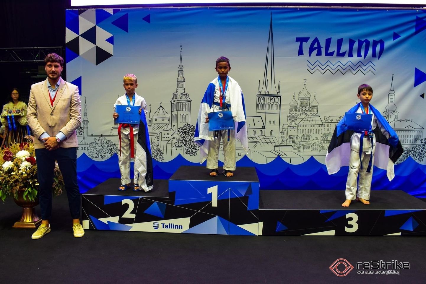 Jan Krippel (poodiumil vasakult esimene) võitis laste kaalukategoorias (kuni 30 kg) hõbemedali.