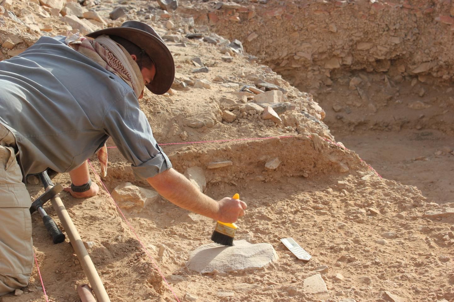 Arheoloog Seri Shipton teostamas väljakaevamisi Saudi-Araabias.