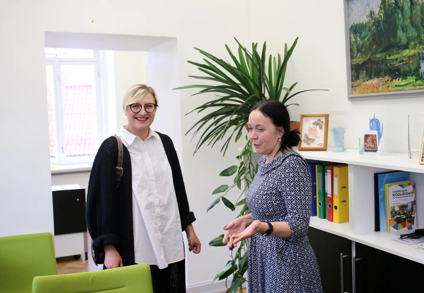 Uue koalitsioonileppe allakirjutamise päeval näitas lahkuv abilinnapea Monica Rand sotsiaaldemokraatide abilinnapeakandidaadile Gea Kangilaskile oma kabinetti raekoja kolmandal korrusel saali kõrval.