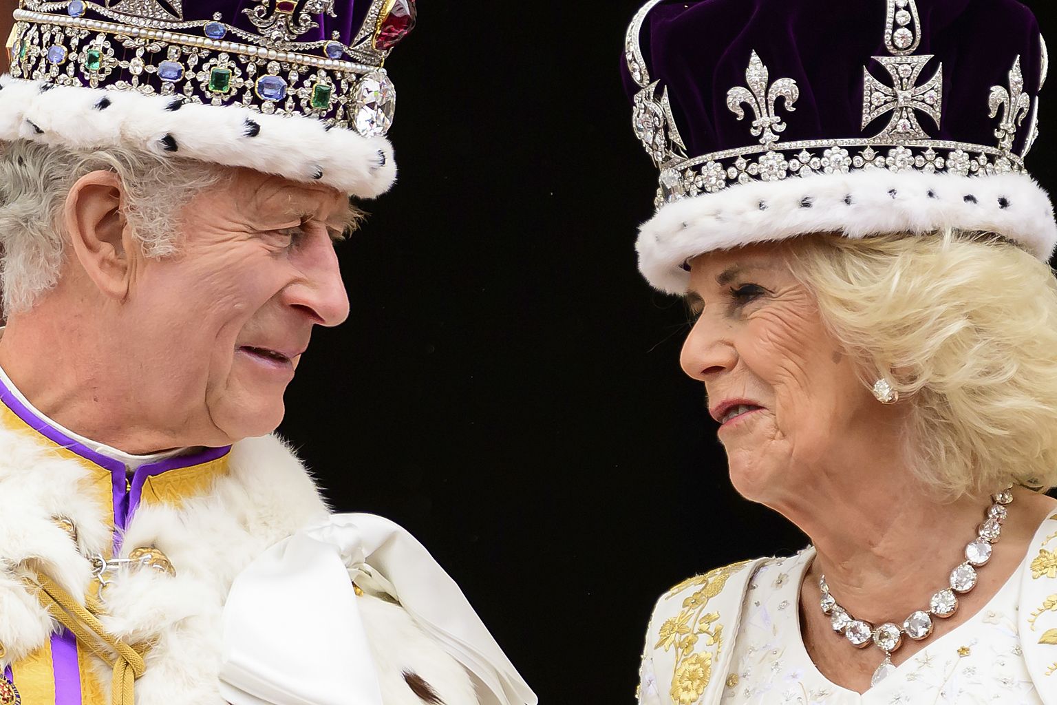 Ühendkuningriigi kuningas Charles III ja kuninganna Camilla Buckinghami palee rõdul