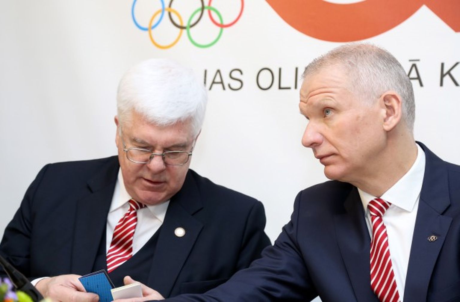 Latvijas Olimpiskās komitejas (LOK) prezidents Aldons Vrubļevskis (no kreisās) un ģenerālsekretārs Žoržs Tikmers
