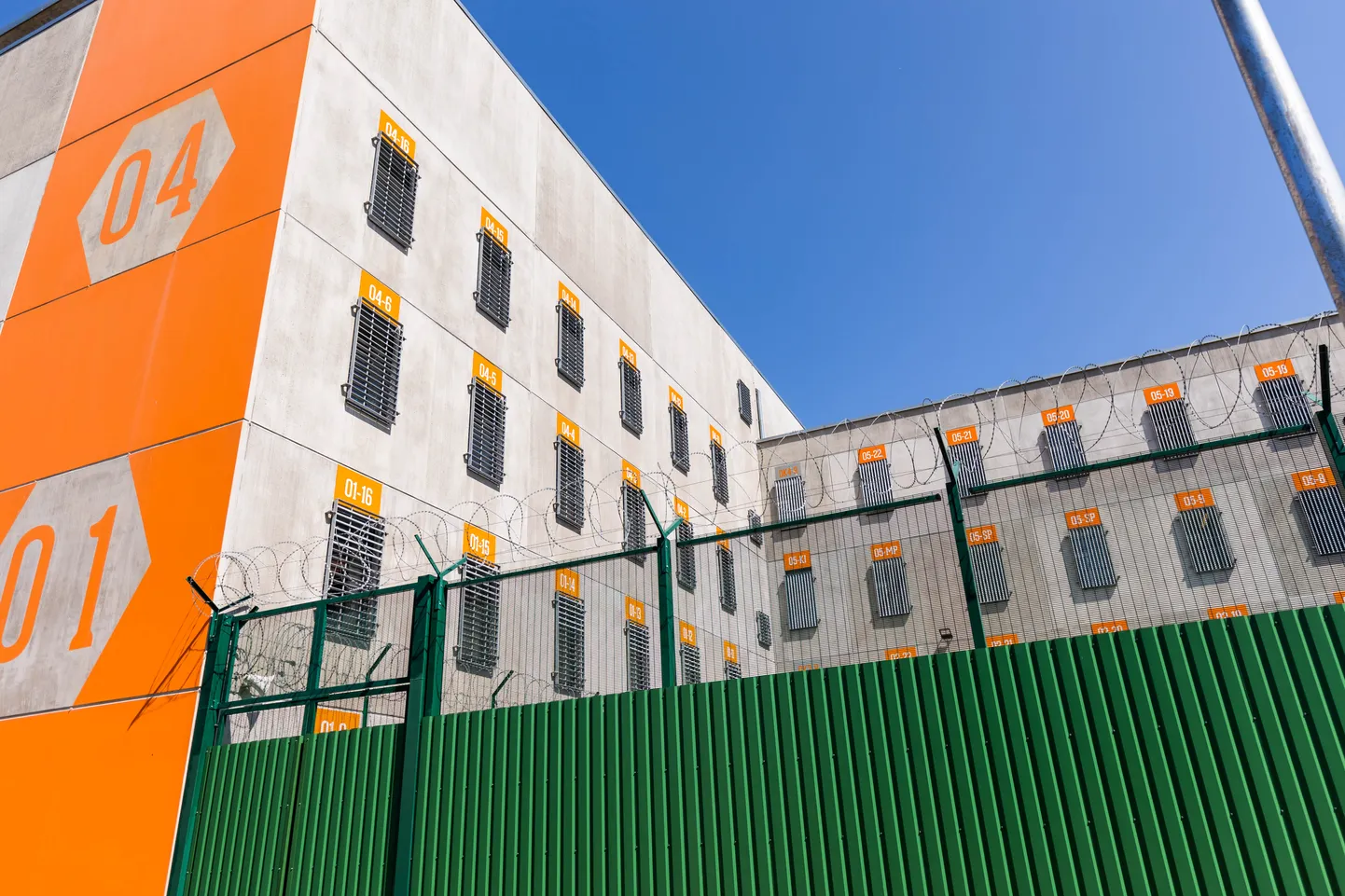 Menetlus sai alguse 13. veebruaril, mil Tallinna vanglasse pikaajalisele kokkusaamisele tulnud naine oli peidetuna kaasa võtnud keelatud ained.