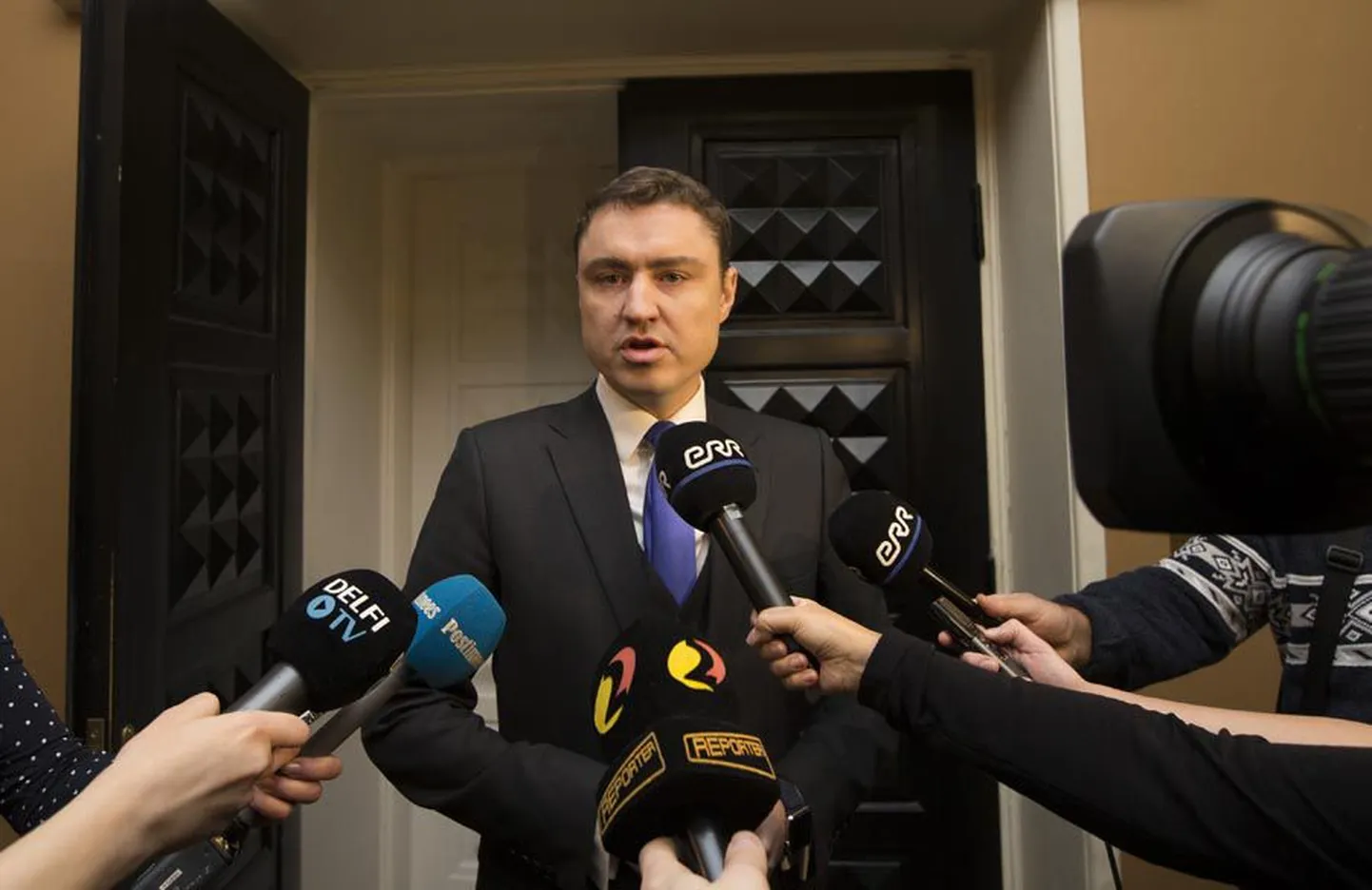 Taavi Rõivas on veel valitsusjuht, kuid täna pärastlõunal selgub, kas ta peab selle ametiga hüvasti jätma ja oma parteiga opositsiooni minema.