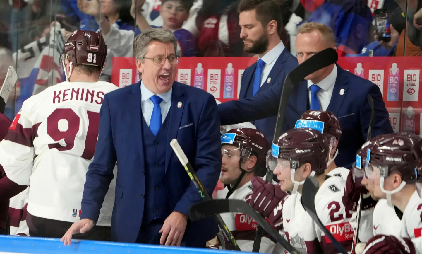 Läti koondise peatreener Harijs Vītoliņš oma hoolealuseid juhendamas.