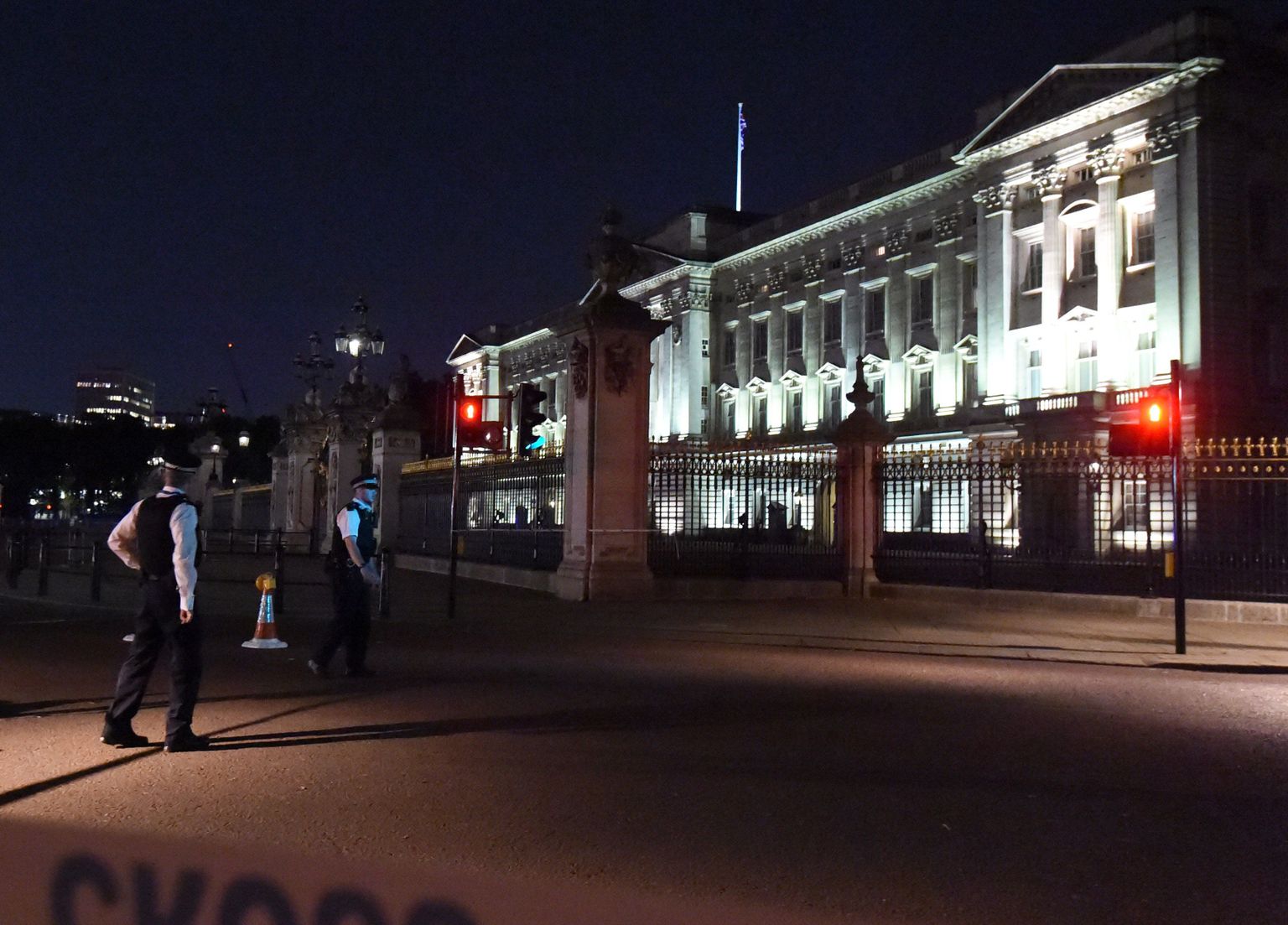 Politseinikud pärast rünnakut Buckinghami palee juures.
