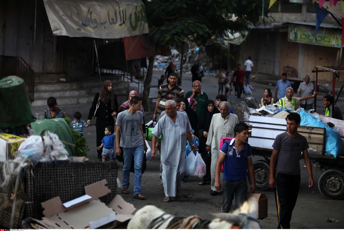 Palestiinlaste pered lahkuvad Gazas Shejaiyas asuvatest kodudest, kuna kardavad Iisraeli uusi rünnakuid.
