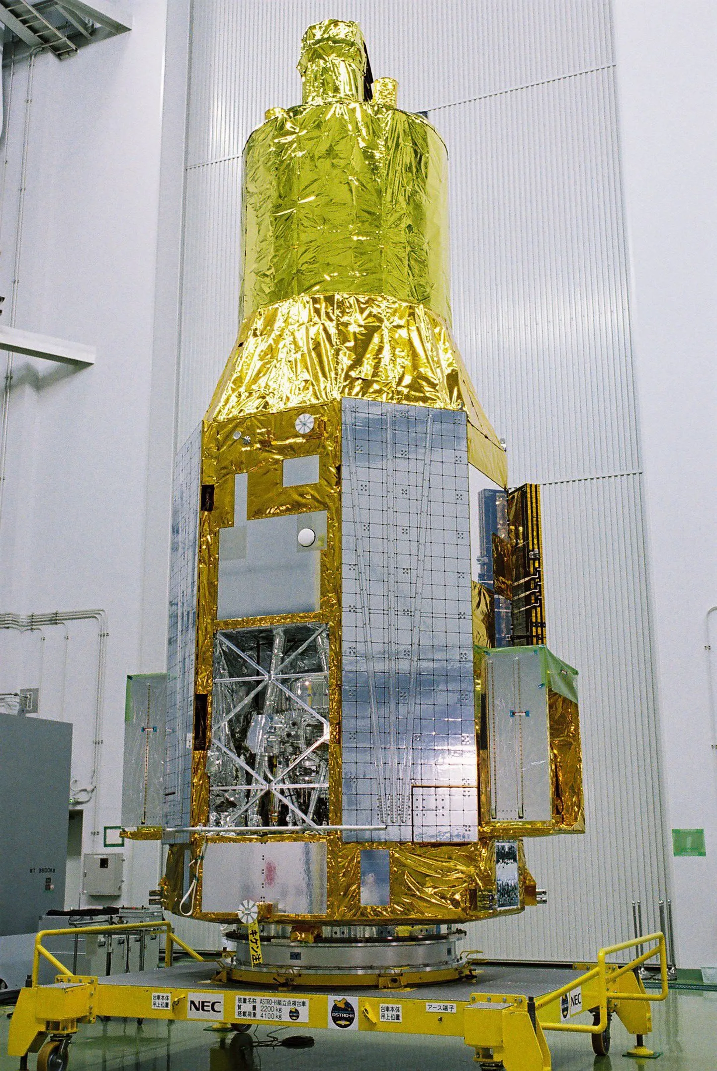 Hitomi satelliit ehitamise ajal