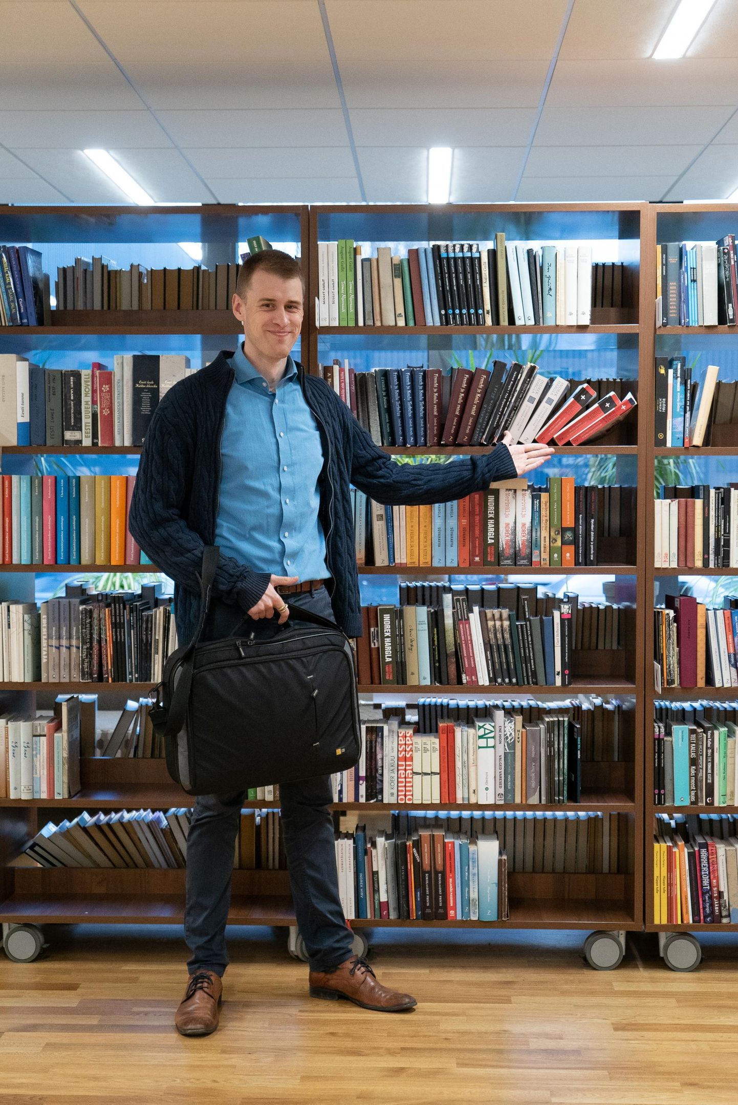 Eile Tartu ülikooli raamatukogus Indrek Hargla teose järel käinud tudengi Karl Viksi selja taga riiulis on ligi sada raamatut. Viivisevabal päeval tagastati pea 700 raamatut, mis täidavad oma seitse riiulit.