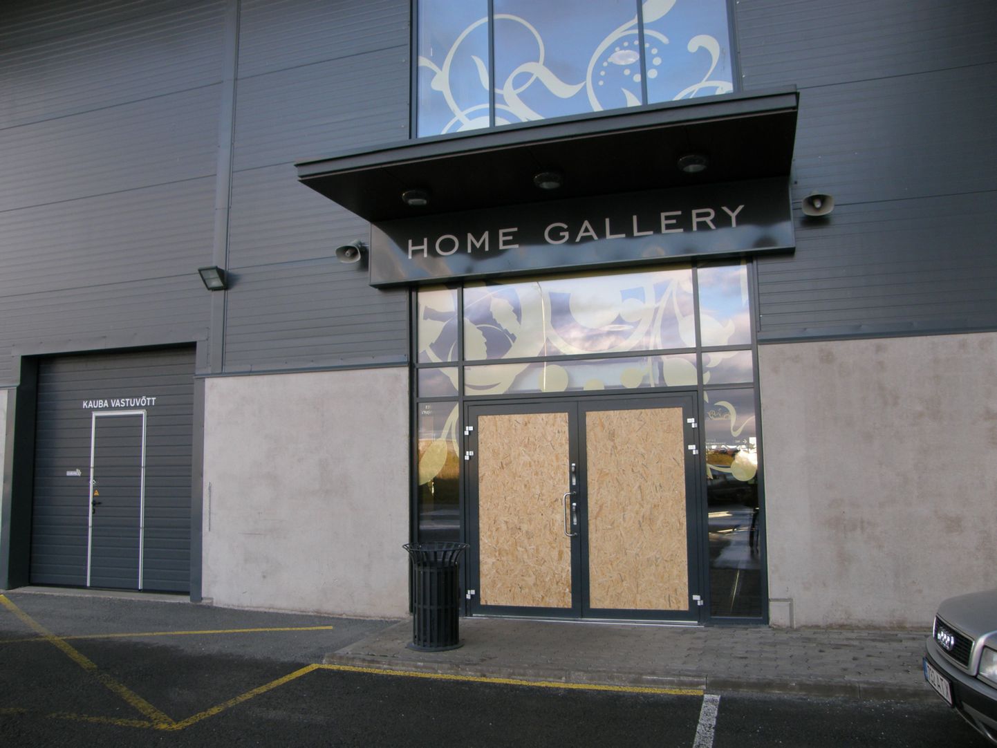 Pärast esimest sissemurdmist parandati Home Gallery tagauks puitplaadiga. Järgmisel ööl lõid vargad aga puruks ka teise uksepoole klaasi ja praegu on mõlemad uksed plaadiga paigatud.