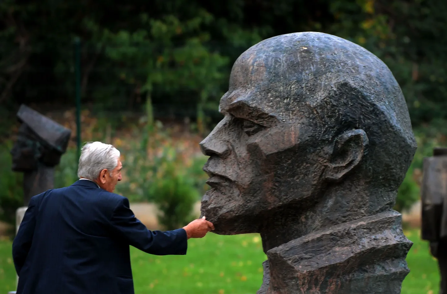 Külastaja tutvumas Lenini kujuga Sotsialistliku kunsti muuseumis Bulgaaria pealinnas Sofias.