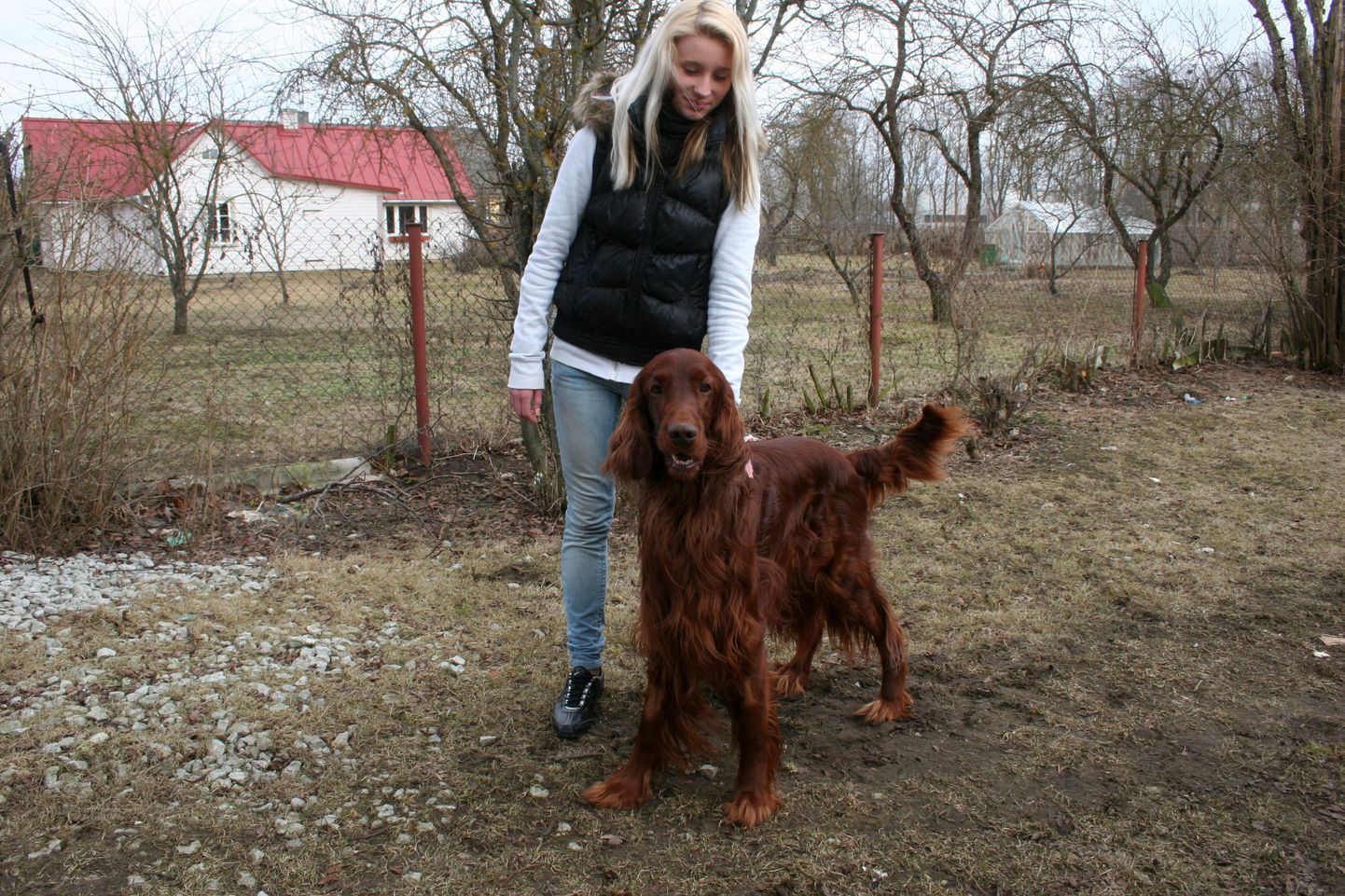 Riina Möllitsa tütar Karolin Möllits koos koer Hubertiga, kes on koledast kogemusest juba taastumas.