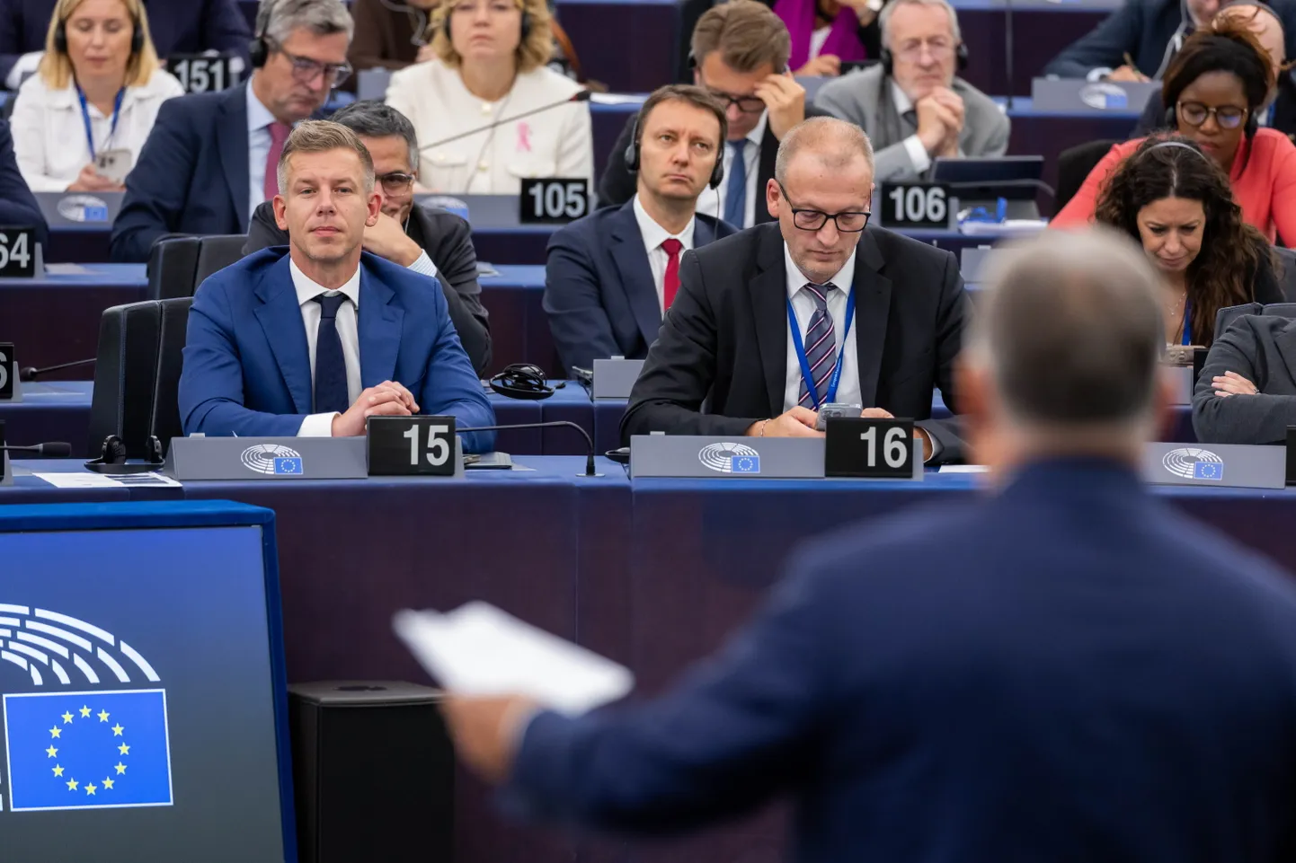 Ungari eurosaadikust opositsioonijuht Peter Magyar plenaaristungil, kus tutvustas Orban eesistujariigi programmi.