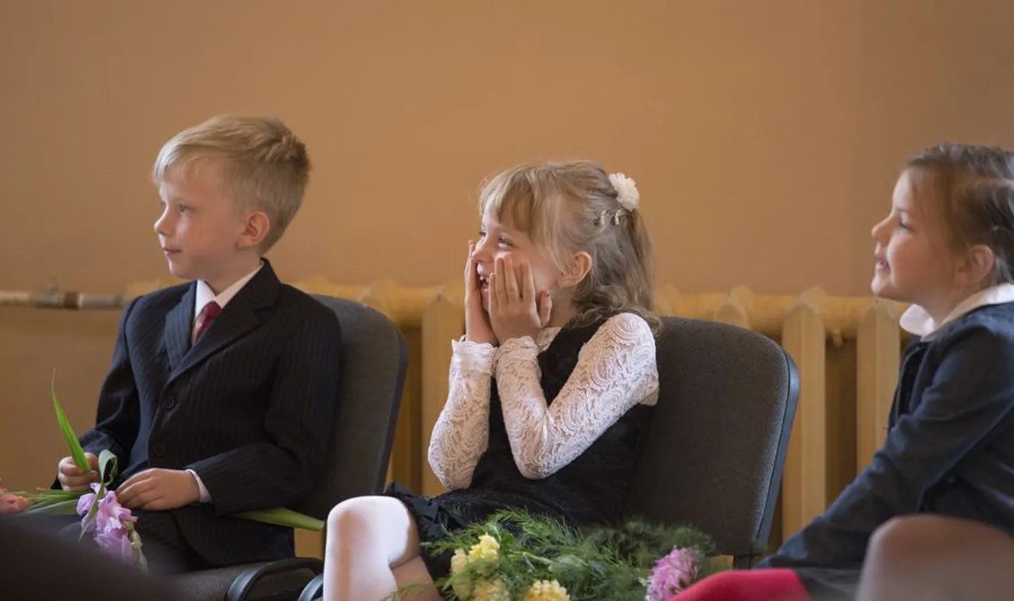 Tänavu jagati Viljandimaal aabitsaid 27 koolis. Kellele saab esimeses klassis toeks «Lotte aabits», kellele «Anna ja Aadama lood».