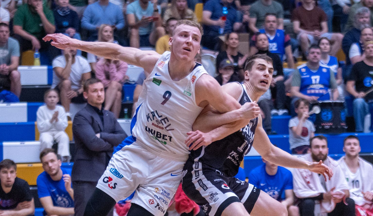 Koha pärast võitlevad kalevlane Artur Konontšuk (vasakul) ja tartlane Robin Kivi.