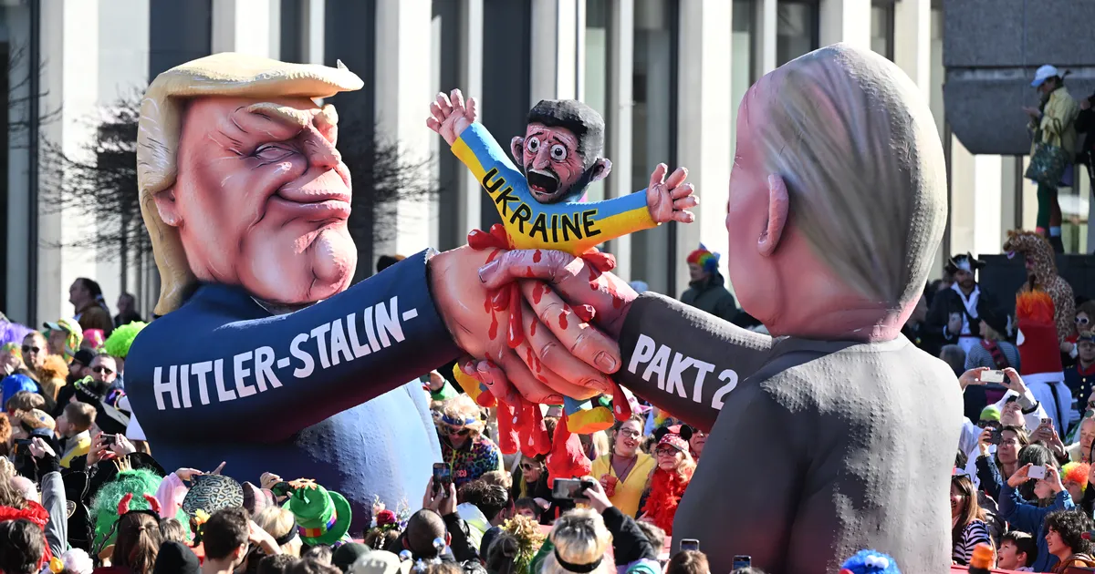 VIDEO ⟩ Saksamaa karnevalil lööb Zelenskõi haamriga Putinit ja Trump hoiab vabadussammast ahelais