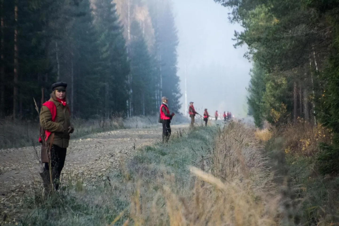 Jahi toimumisest annavad märku punastes ja oranžides vestides toimetavad jahimehed.