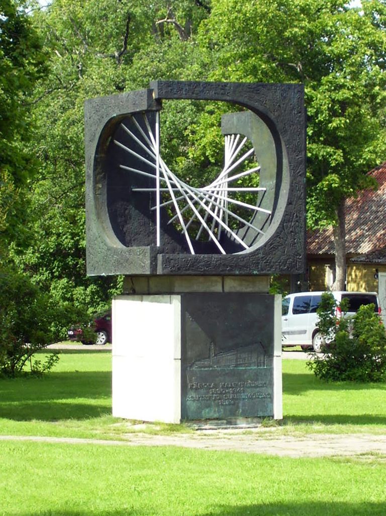 Mati Karmin, Kärdla kalevivabriku monument. Foto aastast 2011.