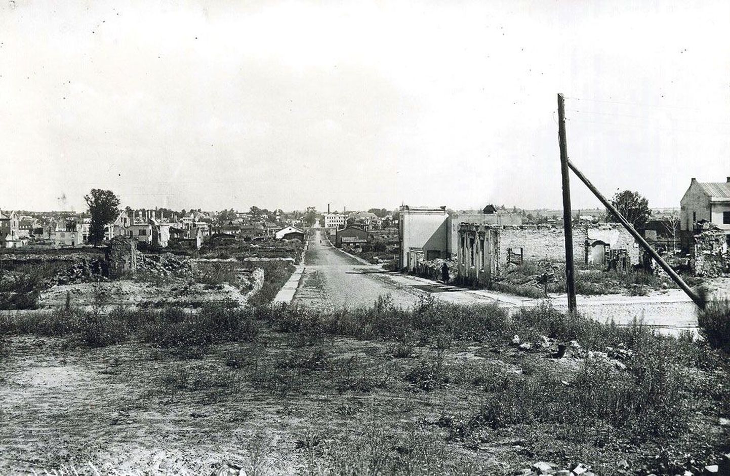 25. juuli 1946. Soola tänava piirkonna üldvaade. Pildil kui ajaloos sündinud tõsiasja tõendil on aimatav ka Aleksandri-Soola-Turu-Riia mahapõlenud kvartal.