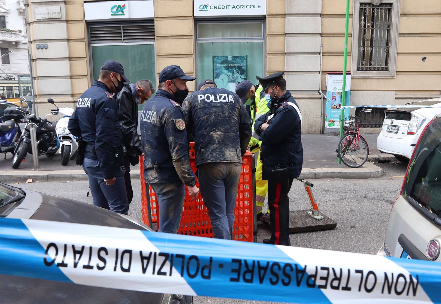 Milanos röövisid osavad vargad teisipäeval panka. Politsei ei ole seni kurjategijate jälile jõudnud.