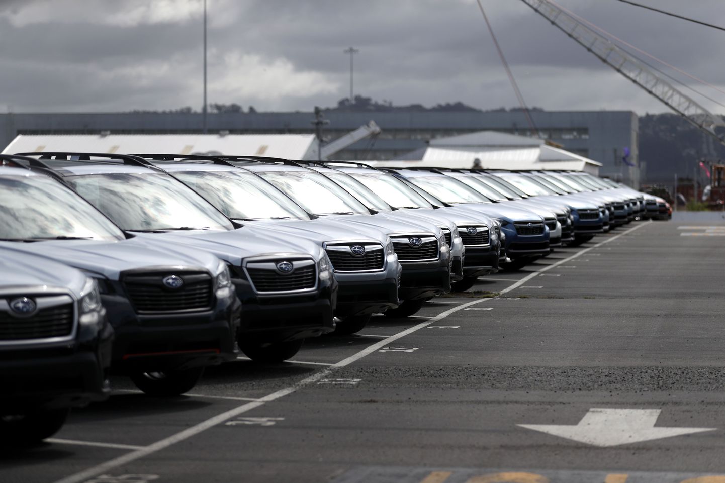 Jaapani tootja Subaru uhiuued sõiduautod USA-s Californias Richmondi sadama lähistel.
