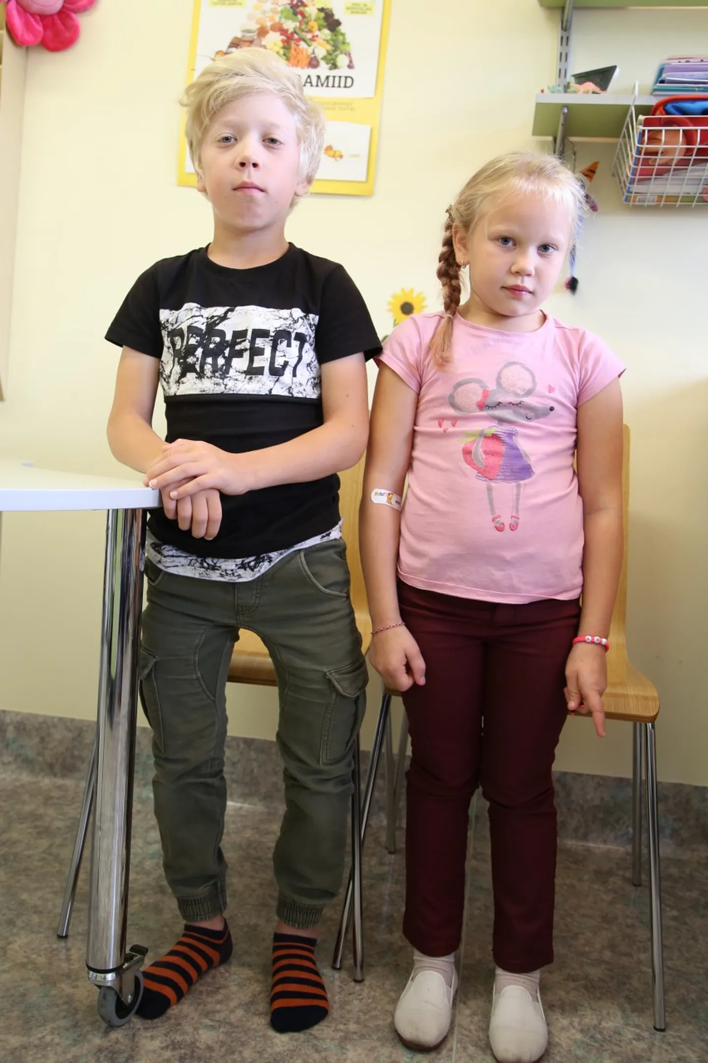Ühe pere lapsed, Elari Markus ja Amy vajavad luude arenguks ning suurte luuvalude vältimiseks uudset ravimit, mille soetamist Haigekassa veel ei toeta.
